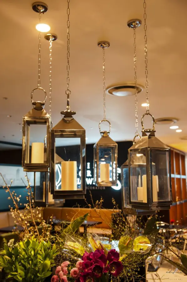 빈티지 랜턴과 생화가 어우러진 로맨틱 카페 인테리어